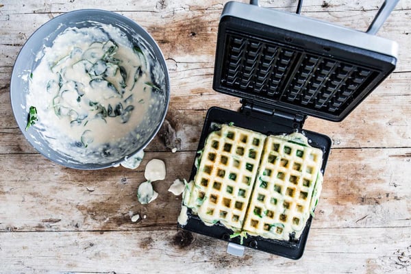 Spinat-Käse-Waffeln im Waffeleisen portionsweise ausbacken.