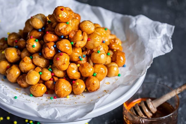 Frittierte Teigkügelchen mit bunten Streuseln