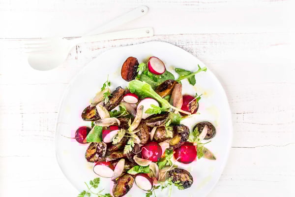 Knuspriger Kartoffelsalat mit Baslamico und Radieschen