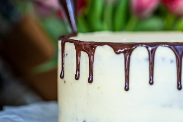 Torte wird zum Schokoladen-Drip-Cake verziert