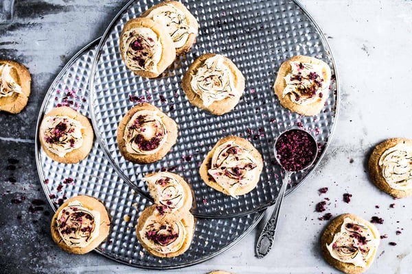 Crème Brûlée-Cookies mit Himbeersalz auf runden Backblechen