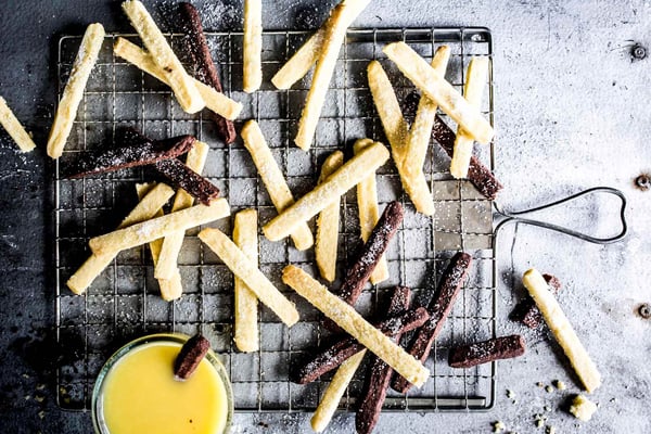 Pommes aus zweierlei Keksen mit weißer Schokolade und Kakao.