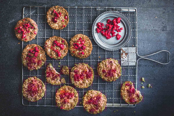 Zuckerfreie Oatmeal Cookies mit Himbeeren.