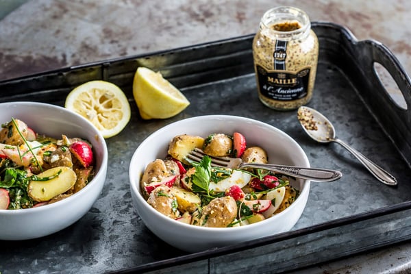 Gröberer Kartoffelsalat mit gekochten Eiern, Rasieschen und einer Marinade mit Zitrone und körnigem Senf