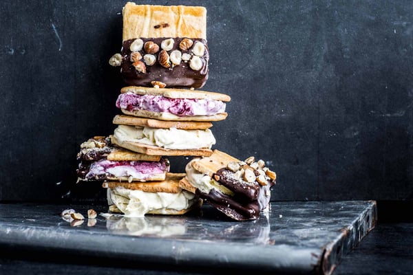 Eis-Sandwich mit Butterkeksen