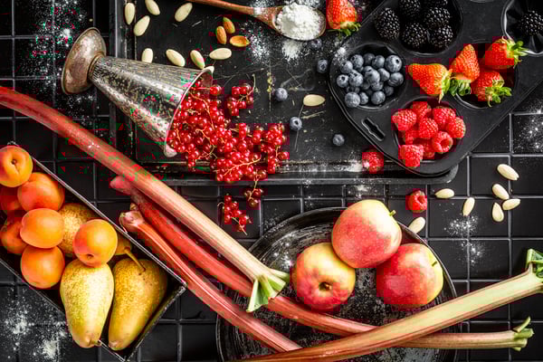 Buntes Obst vor einem dunklen Hintergrund