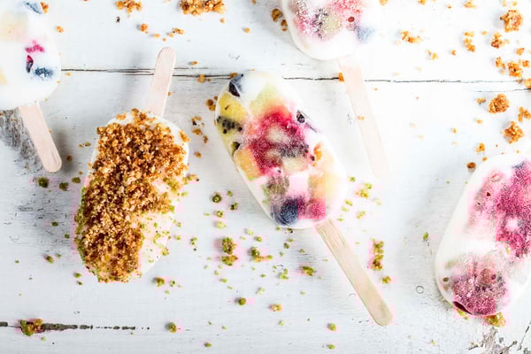 Joghurt-Früchte-Eis am Stiel