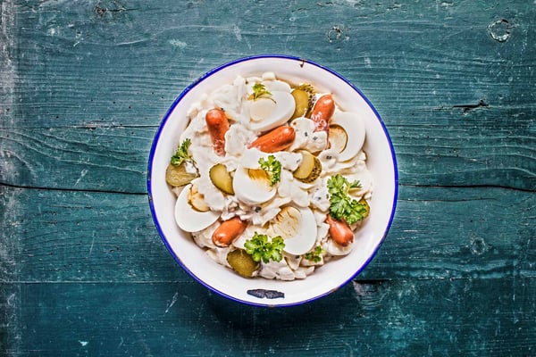 kartoffelsalat-mit-ei-und-wuerstchen.jpg